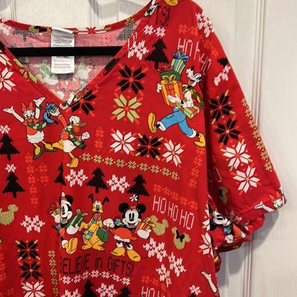 Christmas Scrub Top Disney women’s 2X Mickey Goofy Pluto Donald Daisy - Picture 4 of 12